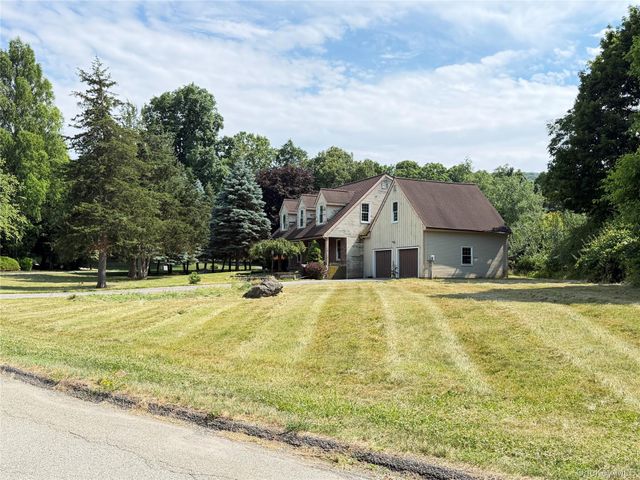 18 Fox Run, Hopewell Junction, NY 12533