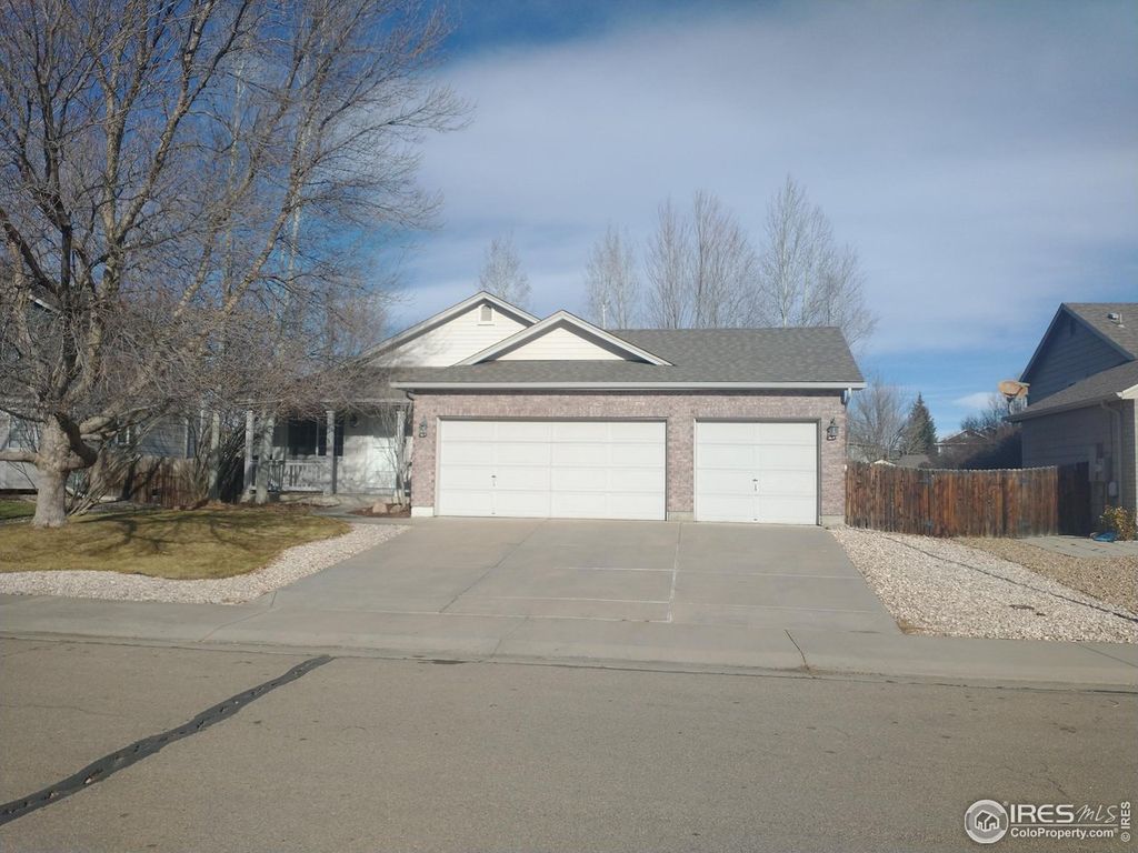 1516 Willowbrook Dr, Longmont, CO 80504