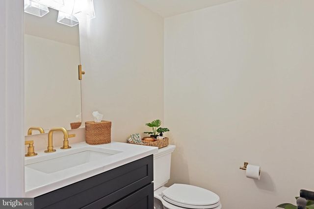 1832 FOXSTONE DR, Vienna, VA 22182