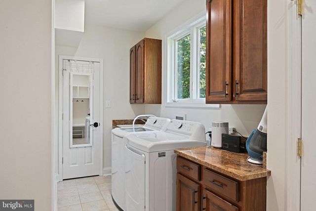 1832 FOXSTONE DR, Vienna, VA 22182