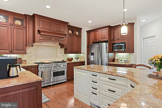 1832 FOXSTONE DR, Vienna, VA 22182