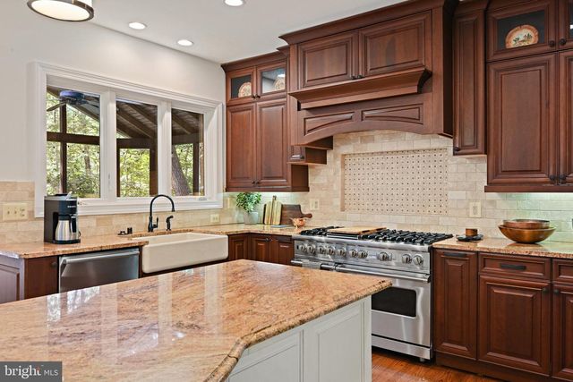 1832 FOXSTONE DR, Vienna, VA 22182