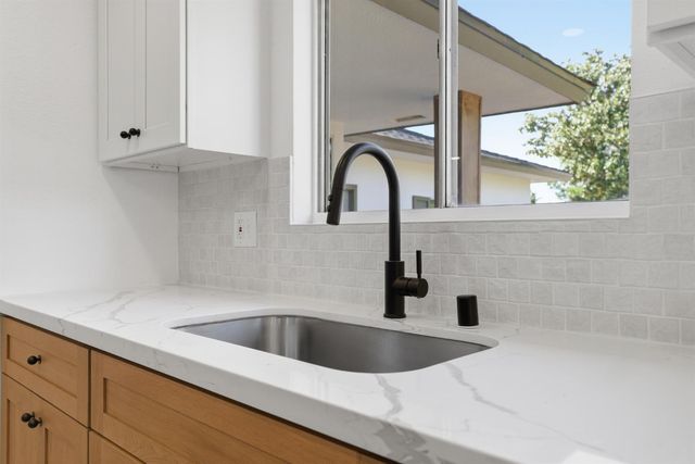 1295 E Almendra Drive, Fresno, CA 93710