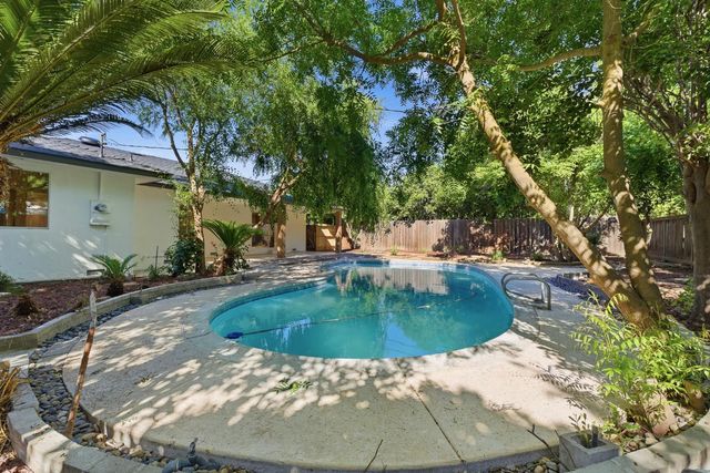 1295 E Almendra Drive, Fresno, CA 93710