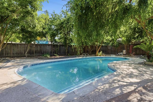 1295 E Almendra Drive, Fresno, CA 93710