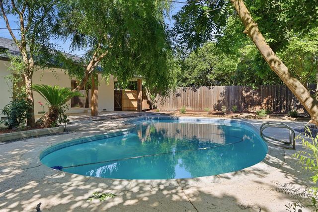 1295 E Almendra Drive, Fresno, CA 93710