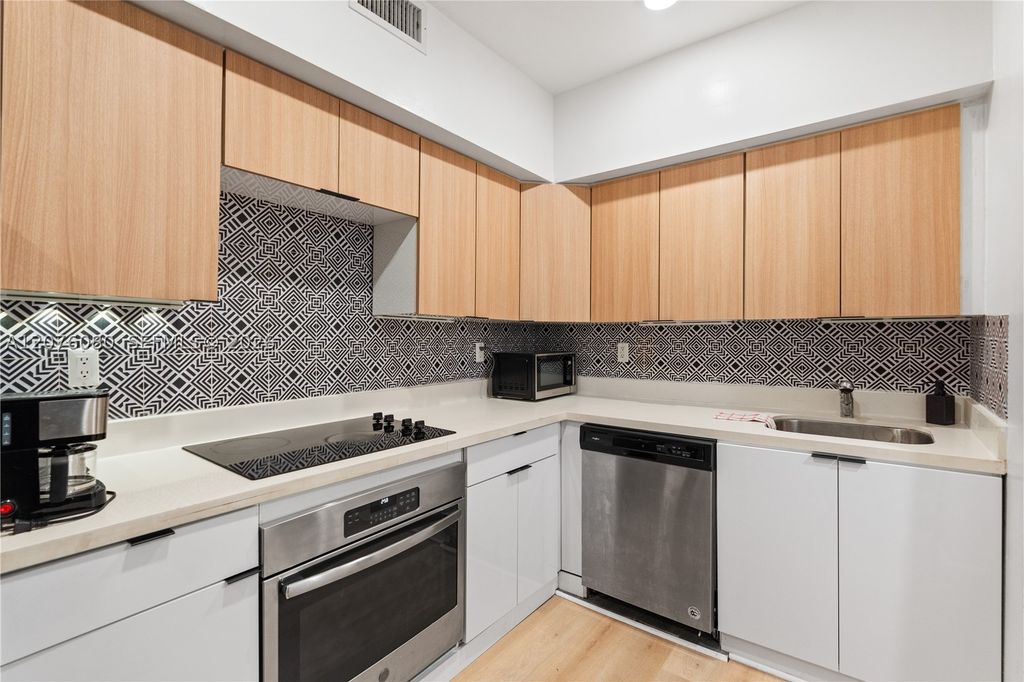 810 7th St 102, Miami Beach, FL 33139
