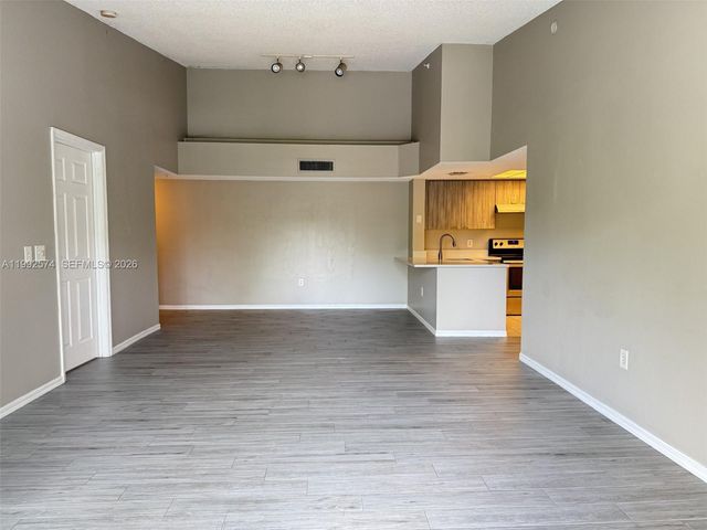 5015 Wiles Rd 207, Coconut Creek, FL 33073