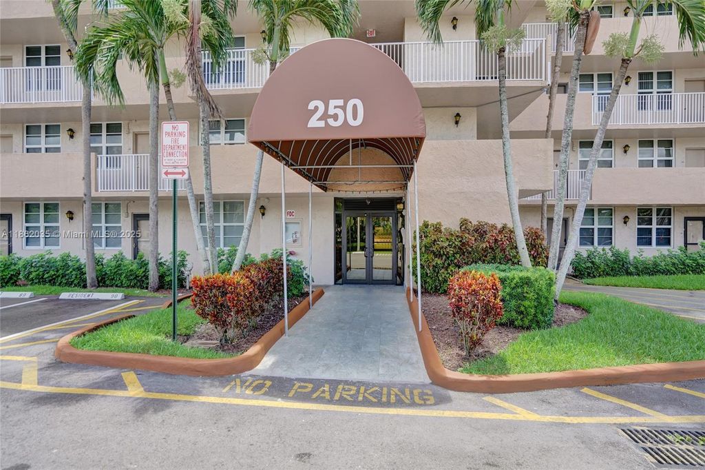 250 Jacaranda Dr 206, Plantation, FL 33324
