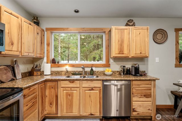 431 N Mountain View Drive, Hoodsport, WA 98548