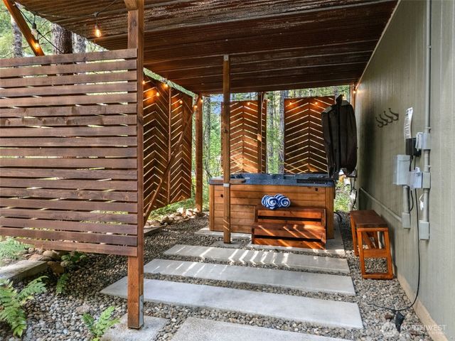 431 N Mountain View Drive, Hoodsport, WA 98548