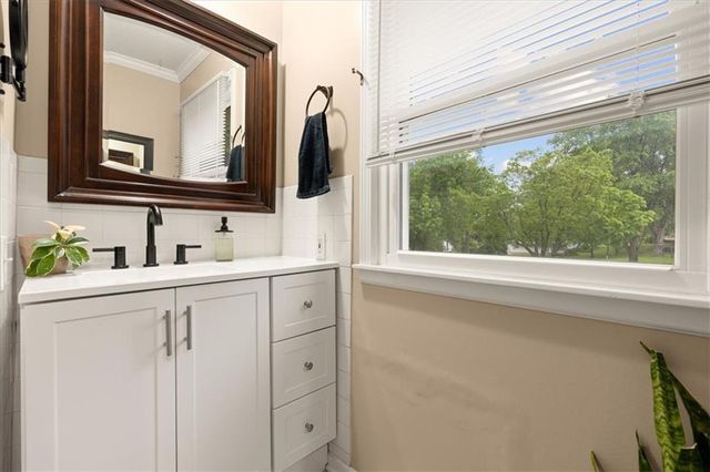 920 W 100 Street, Kansas City, MO 64114