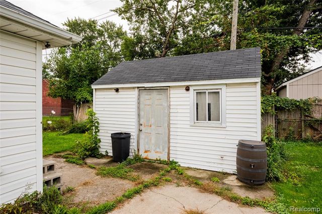 63 Chestnut Avenue, Hazel Park, MI 48030