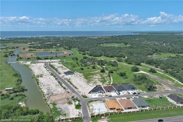134 Heritage Park Dr, Rockport, TX 78382