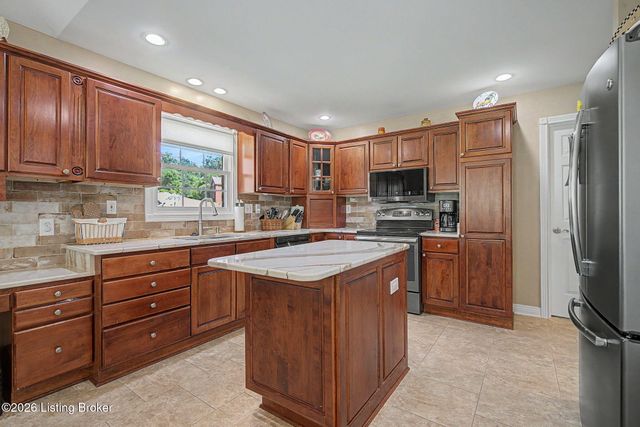 440 S Peak Ave, Shepherdsville, KY 40165