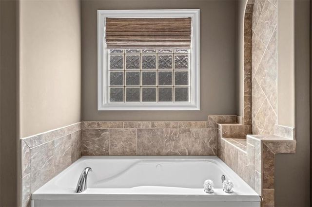 1208 SW Neelie Lane, Lee's Summit, MO 64082