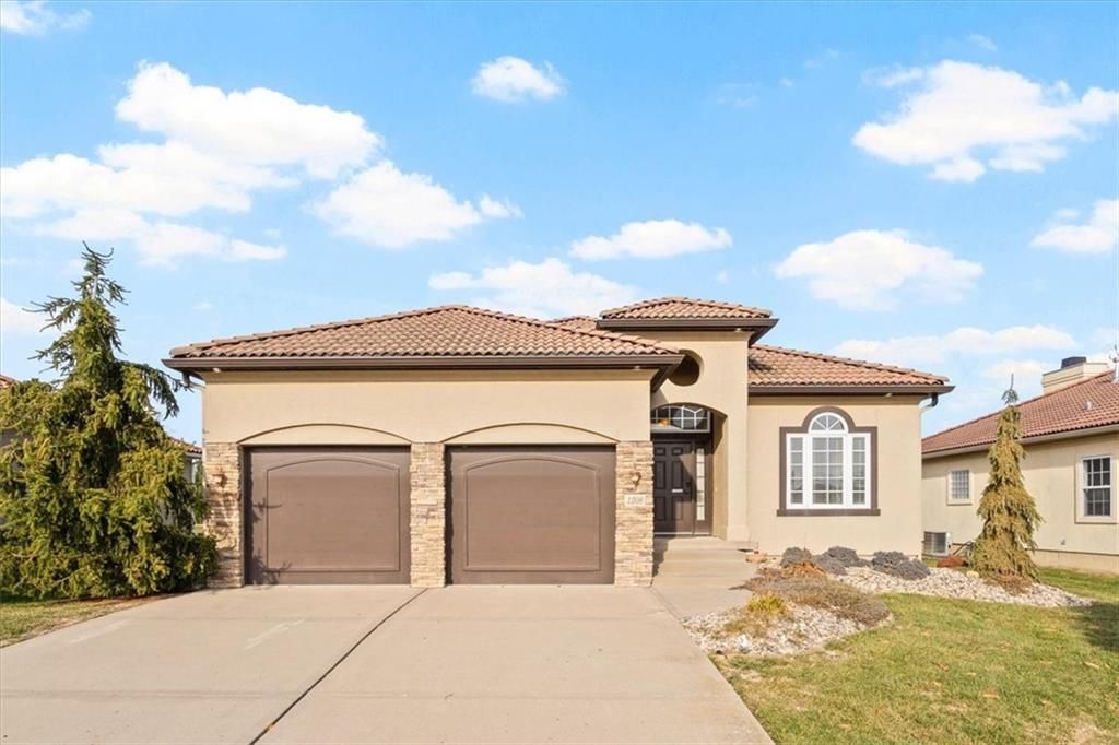 1208 SW Neelie Lane, Lee's Summit, MO 64082