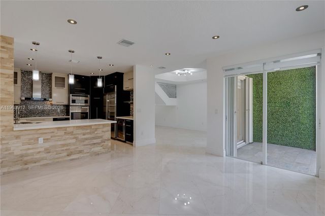 7044 NW 115th Ct, Doral, FL 33178