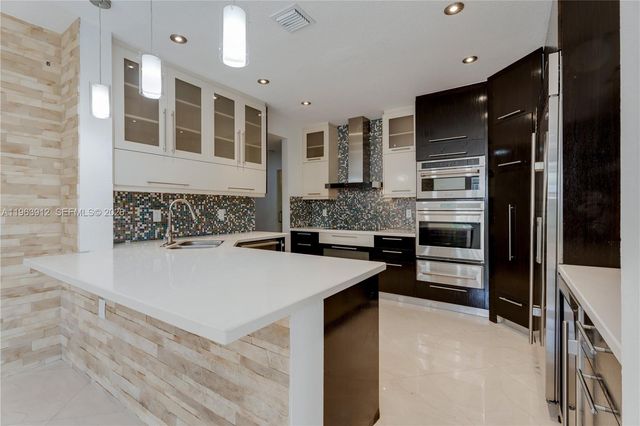 7044 NW 115th Ct, Doral, FL 33178