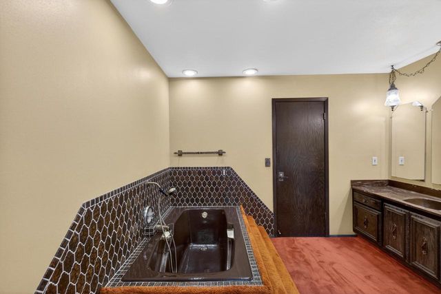 W284S3590 Grouse COURT, Waukesha, WI 53189