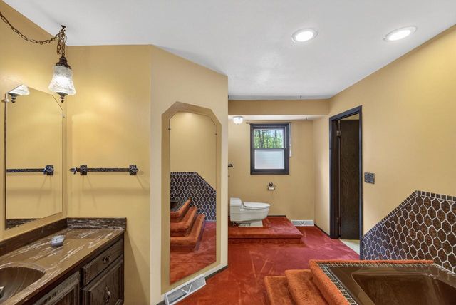 W284S3590 Grouse COURT, Waukesha, WI 53189