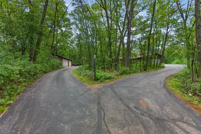 W284S3590 Grouse COURT, Waukesha, WI 53189
