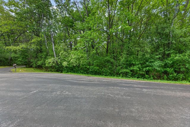 W284S3590 Grouse COURT, Waukesha, WI 53189