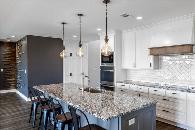 1990 Sommerfeld Drive, Waco, TX 76705