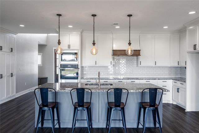 1990 Sommerfeld Drive, Waco, TX 76705