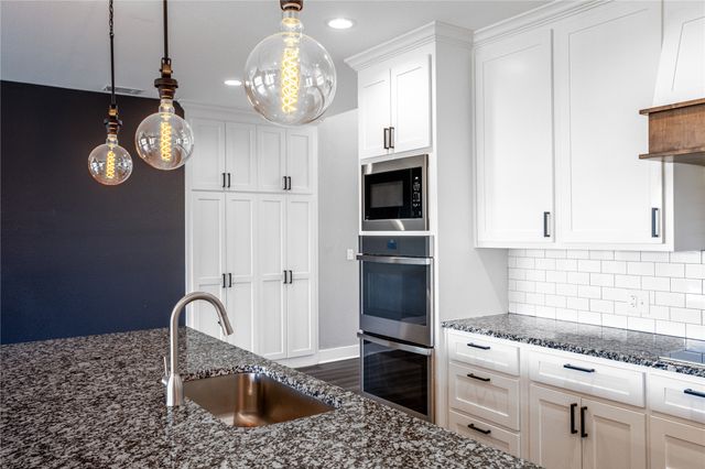 1990 Sommerfeld Drive, Waco, TX 76705