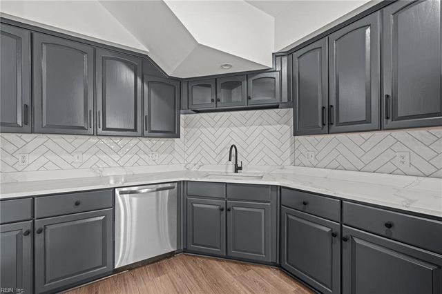 2 Curtis LN, Hampton, VA 23669