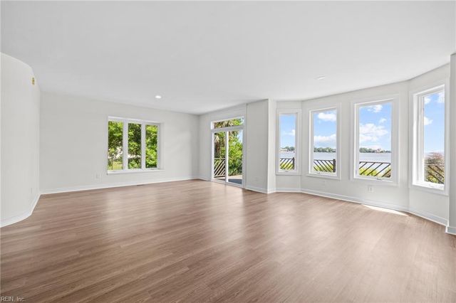 2 Curtis LN, Hampton, VA 23669