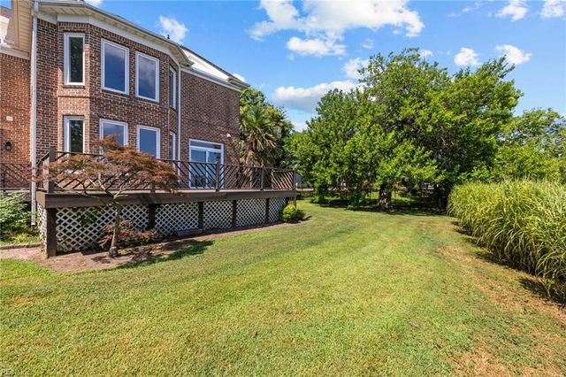 2 Curtis LN, Hampton, VA 23669