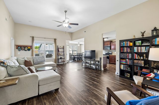 1151 Eagles Bluff Dr, Clarksville, TN 37040