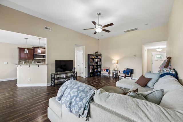 1151 Eagles Bluff Dr, Clarksville, TN 37040
