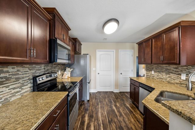 1151 Eagles Bluff Dr, Clarksville, TN 37040