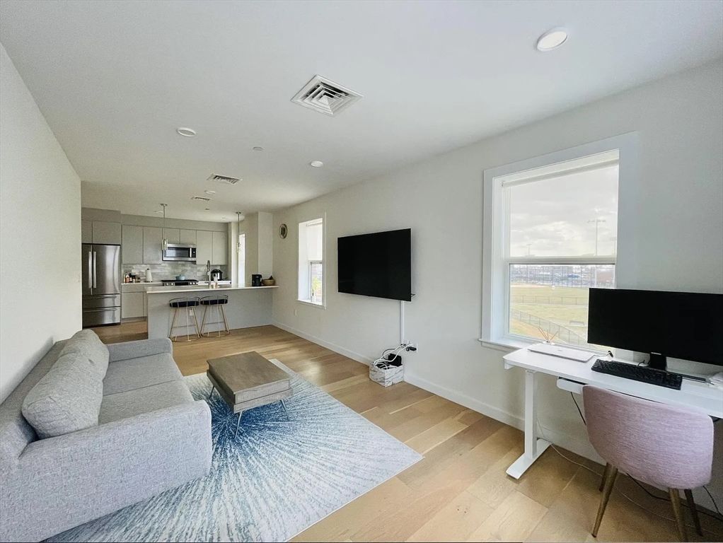 16 Boardman St 307, Boston, MA 02128