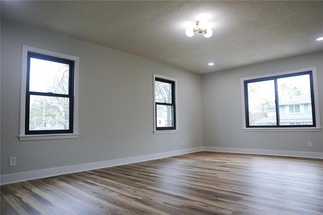 4801 NE Sherwood Drive, Kansas City, MO 64119