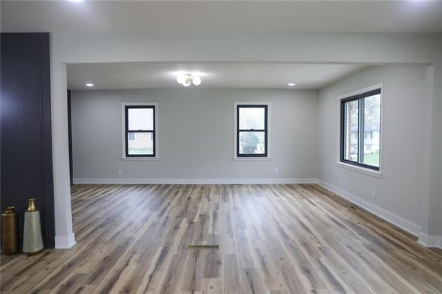 4801 NE Sherwood Drive, Kansas City, MO 64119