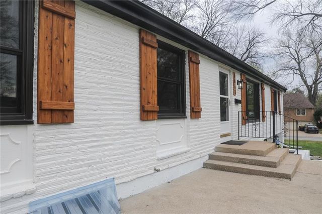 4801 NE Sherwood Drive, Kansas City, MO 64119