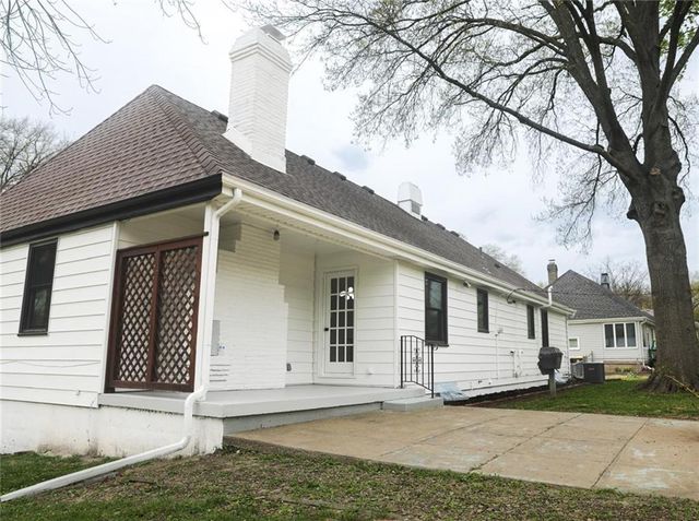 4801 NE Sherwood Drive, Kansas City, MO 64119