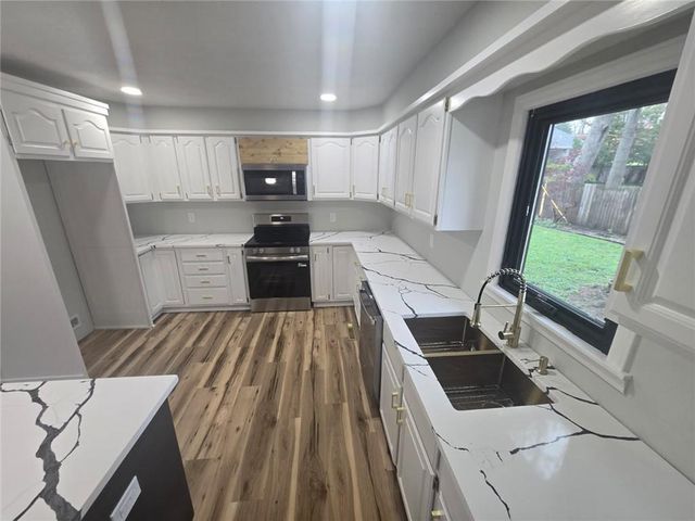 4801 NE Sherwood Drive, Kansas City, MO 64119