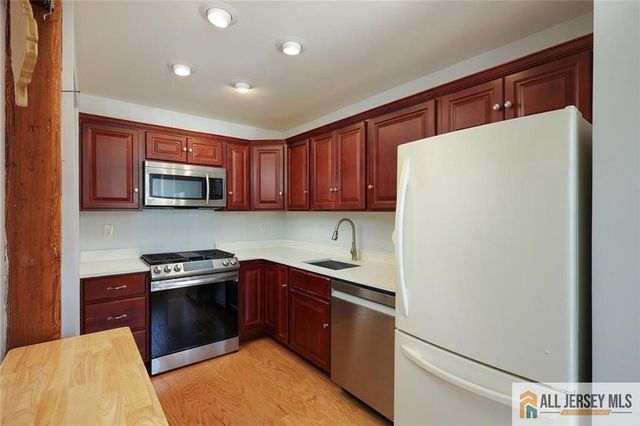 40 Washington Avenue 13, Milltown, NJ 08850