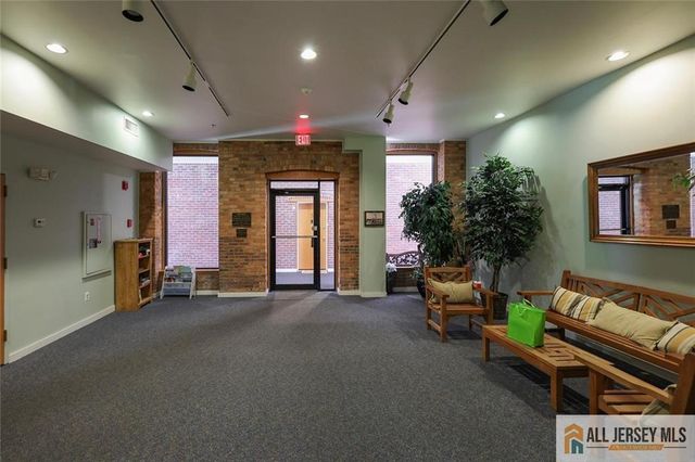 40 Washington Avenue 13, Milltown, NJ 08850