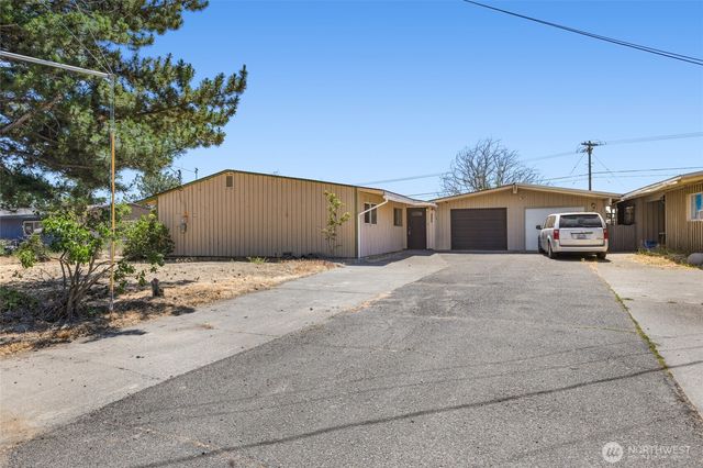 223 Carswell Drive, Moses Lake, WA 98837