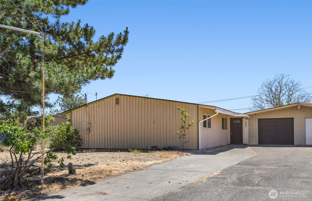 223 Carswell Drive, Moses Lake, WA 98837