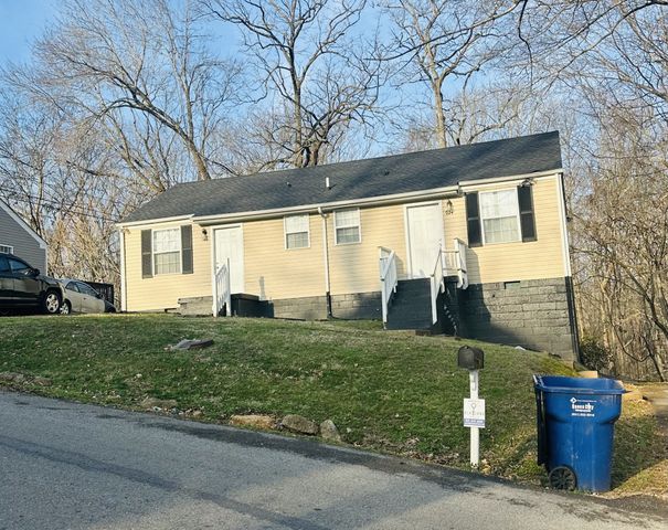 924 Woody Hills Dr, Clarksville, TN 37040