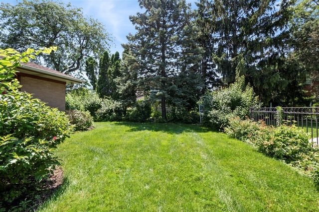 6650 N Lightfoot Avenue, Chicago, IL 60646