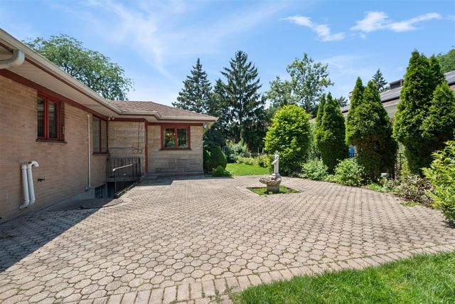 6650 N Lightfoot Avenue, Chicago, IL 60646
