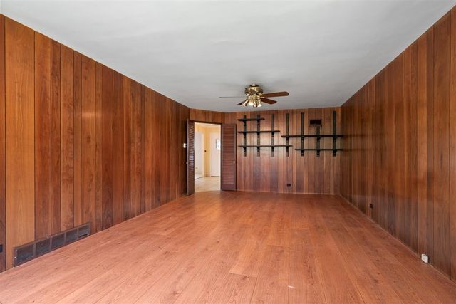 6650 N Lightfoot Avenue, Chicago, IL 60646